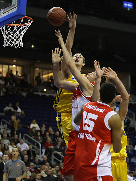 反应之间的 反应之间的